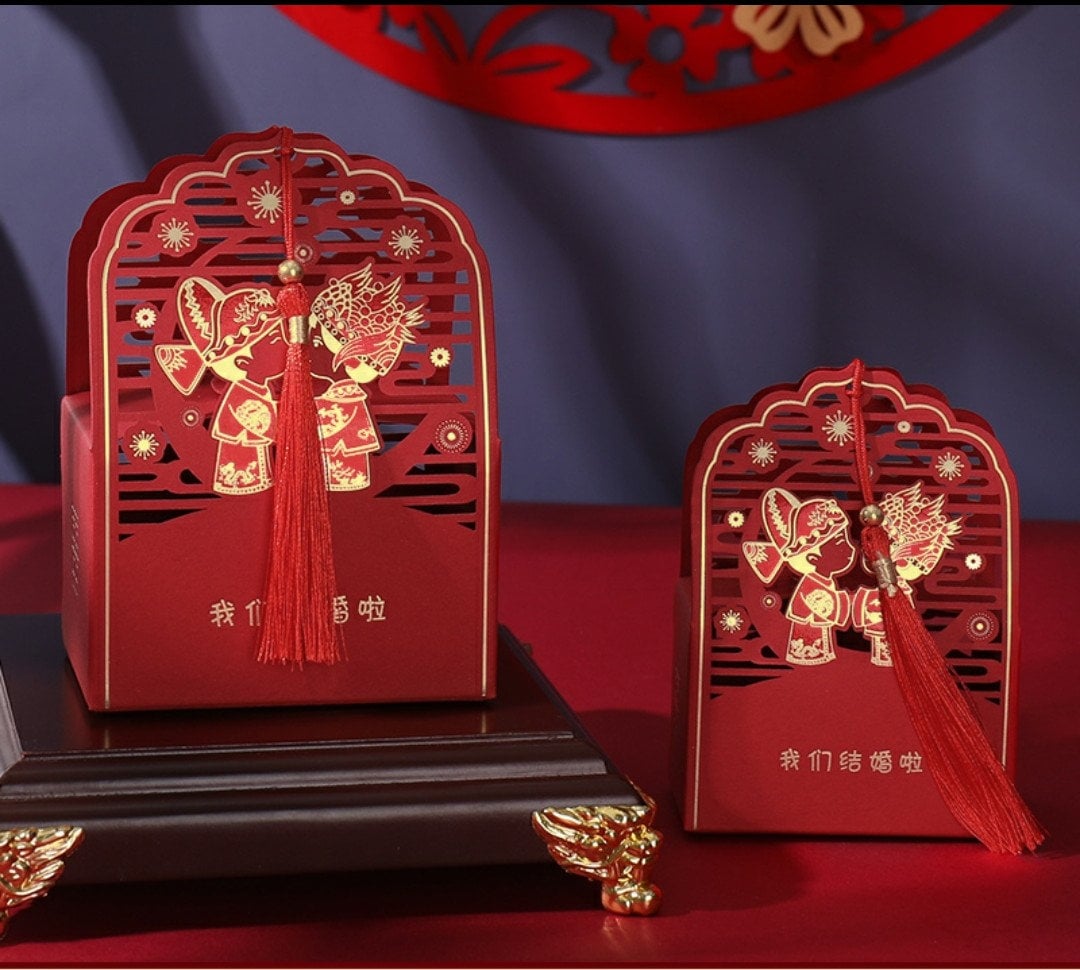 Traditional Cartoon Bride And Groom Wedding Favor Boxes With Tassel 10pcs/S/L Size