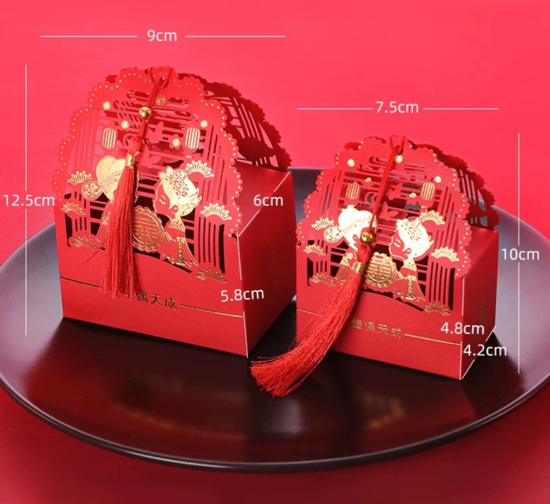 Traditional Cartoon Bride And Groom Wedding Favor Boxes With Tassel 10pcs/S/L Size