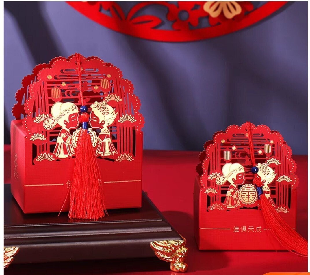 Traditional Cartoon Bride And Groom Wedding Favor Boxes With Tassel 10pcs/S/L Size