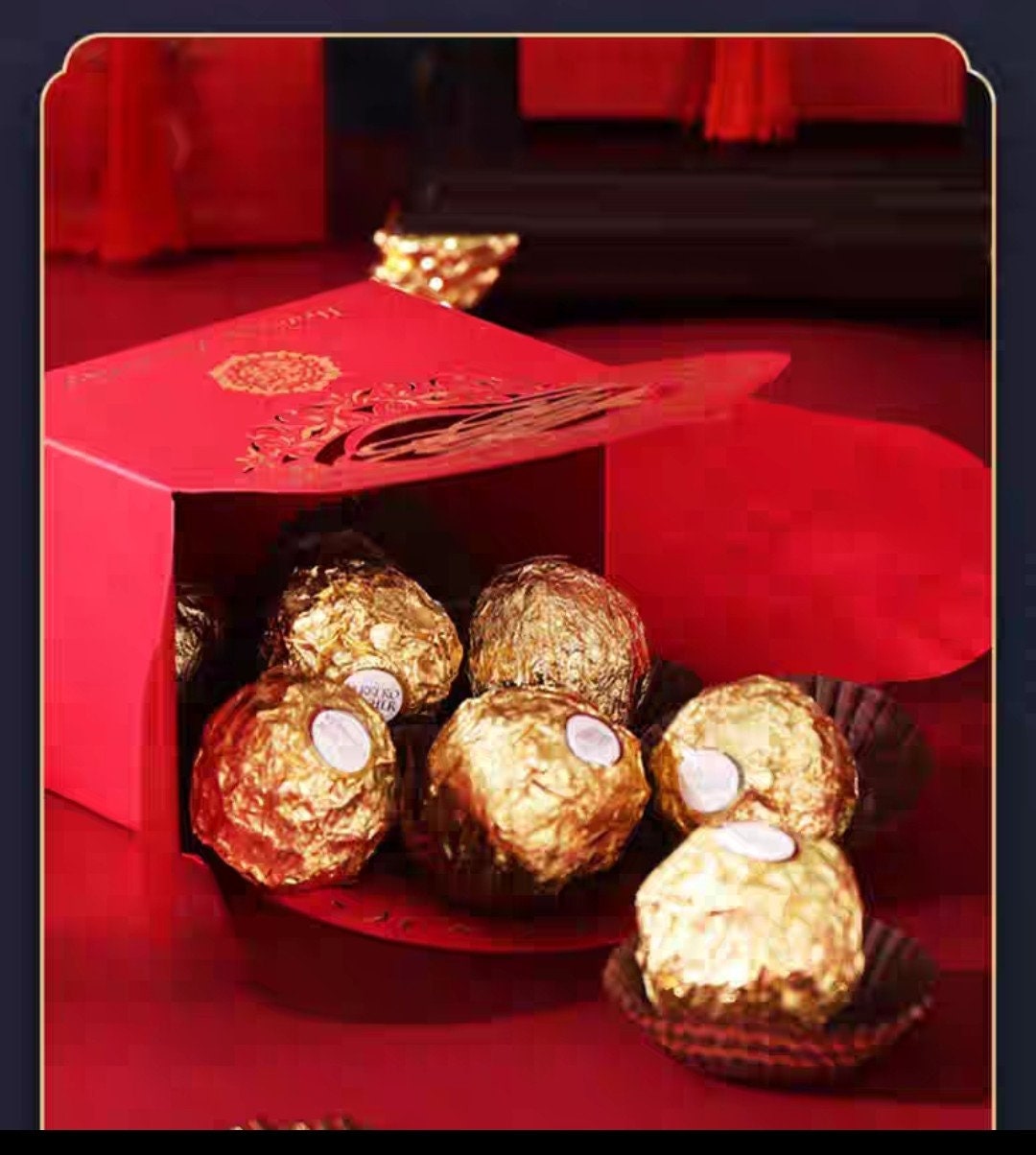Traditional Cartoon Bride And Groom Wedding Favor Boxes With Tassel 10pcs/S/L Size