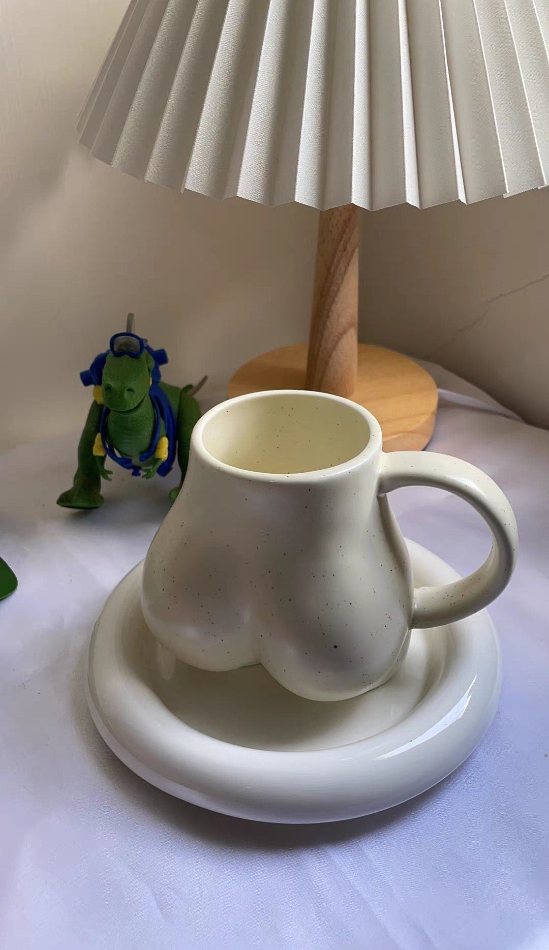 Cute ceramic fat belly poke mug/coffee cup with arm handle/funny tea cup
